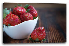 Toile/Cadres Photos alimentaires Fraises aux fruits dans un bol blanc sur une t