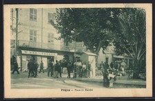 CPA Fréjus, Place du Marché animée avec bar-tabac et passants 