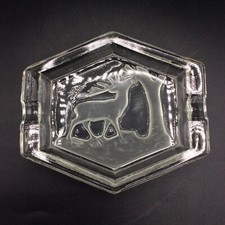 Cendrier hexagonal en verre moulé partiellement dépoli à décor de cerf Art Déco
