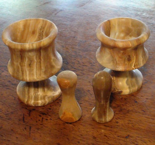 Deux anciens mortiers pilons