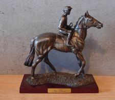 Statuette cheval de course en résine collection éditions Atlas
