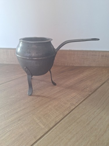 Ancien pot colle - pot, a