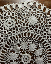 DENTELLE ANCIENNE -Beau grand napperon en GUIPURE D'IRLANDE - crochet fait main