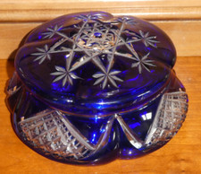 Ancienne bonbonnière overlay bleu en cristal de Baccarat taillé signé superbe