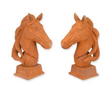 Une paire de têtes de cheval