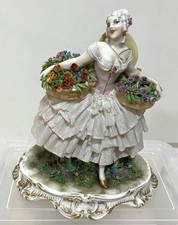 Poupée en porcelaine Luigi Fabris dentelle figurine dame italienne tenant pan...