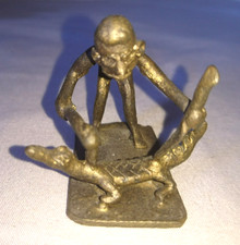 ANCIENNE STATUETTE FIGURINE HOMME ATTRAPE CROCODILE ART AFRICAIN du MALI BRONZE
