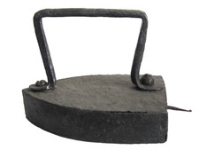 très ancien petit  fer à repasser en fer forgé