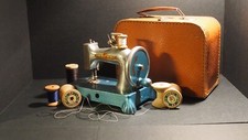 jouet enfant ancien : machine à coudre en fonte et sa valisette de transport 