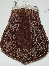 BOURSE RETICULE EN VELOURS MARRON ET PERLES METAL -  fin XIXème siècle