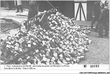 CAR-AAPP3-0200 - POLITIQUE - barricardes des pavés rue monsieur le prince - 2