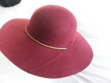 Capeline de feutre de poil bordeaux, taille 56/57. Création modiste