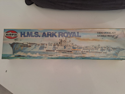 Airfix 600 porte avions - 1/600,