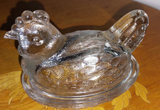 Bonbonniere, sucrier en forme de poule en verre moulé