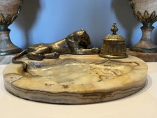 Georges GUYOT (Paris 1885-1973) "Lionne à la toilette"  Écritoire Bronze/marbre