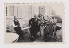 Snapshot argentique deux hommes et une femme au jardin banc table mode vers 1934