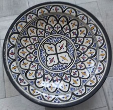 plat en terre cuite peint de Maghreb signé SAFI