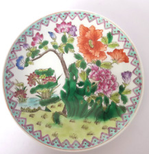 Assiette en porcelaine et émaux de Chine, peint à la main.