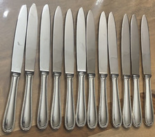 12 Couteaux de table en métal argenté orfèvre Platil modèle perles
