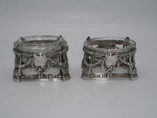 PAIRE DE SALERONS EN ARGENT MASSIF STYLE LOUIS XVI INTERIEUR VERRE BLANC