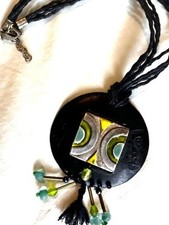 Ras de cou en bois et métal émaillé et perles - Créateur