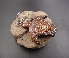 Porte-clés tortue de mer marine en bois et coquille d'oeuf artisanat Indonésie