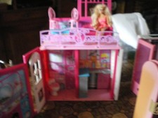 ensemble de morceaux de maison barbie troix parties avec une barbie