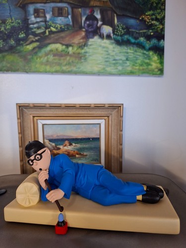 Tintin allongé avec - la, pipe