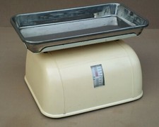 Ancienne BALANCE DE MÉNAGE TESTUT plastique BEIGE chromé vintage déco old scale