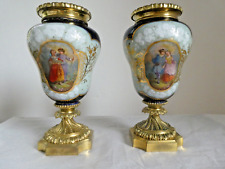 Paire de vase en porcelaine à fond bleu de four et monture bronze doré, XIXe