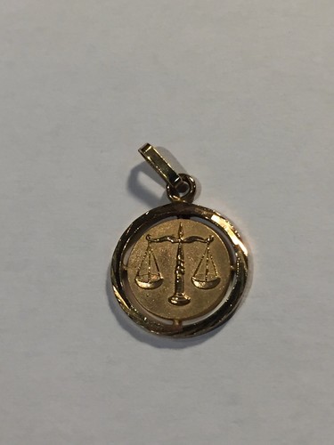 Bijoux pendentif signe balance