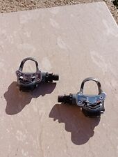 Pédales à col blanc