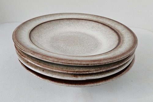 Quatre assiettes creuses en - assiettes,