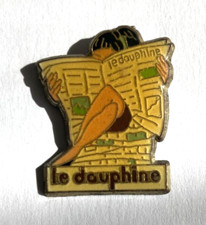 90 - Pin's PIN-UP jambes SEXY Presse JOURNAL Le Dauphiné