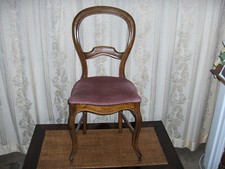 Chaise style Louis Philippe assise en tissu rose sombre, bords cloutés