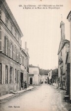 17 SAINT TROJAN LES BAINS L EGLISE ET LA RUE DE LA REPUBLIQU
