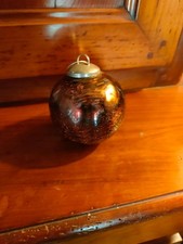 Ancienne boule de Noël verre soufflé filament dans la lumière