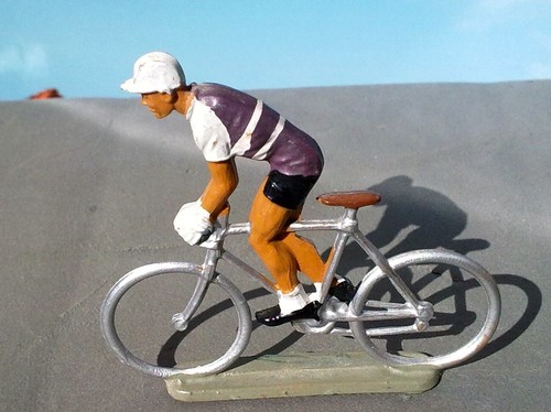 Figurine vintage coureur