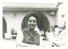 ANCIENNE PHOTOGRAPHIE PORTRAIT JEUNE FEMME PREND LA POSE