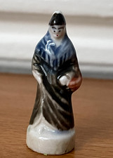 Fève Femme Ancienne au panier