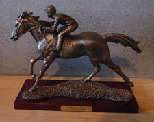 Statuette cheval de course en résine collection éditions Atlas