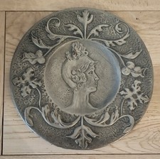 Plat rond Assiette Décorative étain Art Nouveau Femme Cabochon Verre Rouge N°2