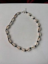 Lot de créations en coquillage Cauri - Tour de cou, bracelets et porte-clés