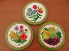 décoration rond a accrocher, en plâtre, Fleurs, fruits et légumes. 