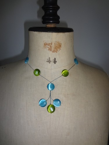 Neuf collier bleu - vert, argente