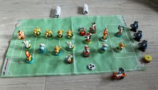 gros lot de 23 perso Kinder Magic sport foot + tapis de jeu + 24 ballons