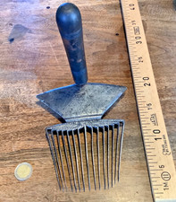 outils anciens,old tools, vieux outils,beau peigne à carder décoré du XVIII éme.