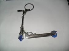 PORTE-CLES  TROTTINETTE PLIABLE ROUE BLEU  VOIR 2 PHOTOS ET LIRE LA DESCRIPTION