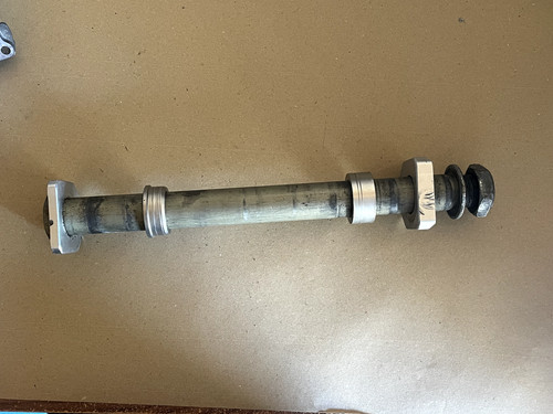 Axe roue arrière suzuki - axe,
