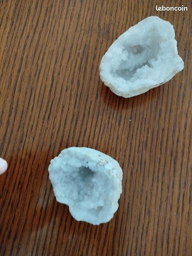 Une pierre geode - pierre,